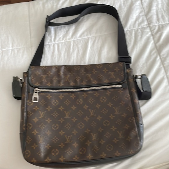 LOUIS VUITTON
Monogram Abbesses Messenger Bag - Picture 3 of 9